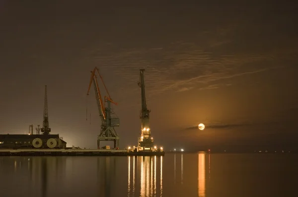 Cranes in the port and reflection of moon in the water - Baku, Azerbaijan — Stock Photo, Image