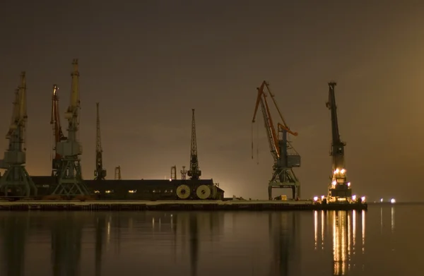 Kranar i hamnen i baku, Azerbajdzjan — Stockfoto