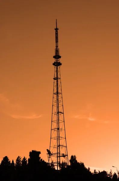Gamla TV-tornet i baku, Azerbajdzjan under solnedgången — Stockfoto