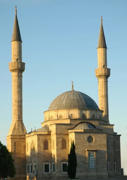 바쿠, 아제르바이잔에 있는 두 개의 첨탑을 가진 모스크 — 스톡 사진