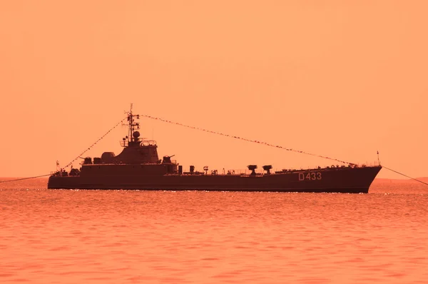 Vojenská loď během západu slunce - baku, Ázerbájdžán — Stock fotografie