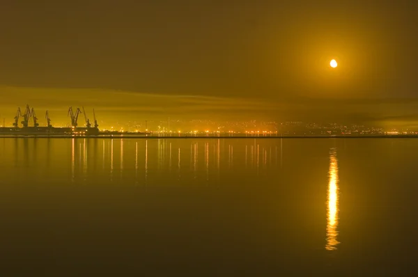 Reflecties van stad en de maan in de Kaspische Zee - Bakoe, Azerbeidzjan — Stockfoto