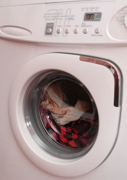 Máquina de lavar roupa de trabalho com roupas — Fotografia de Stock