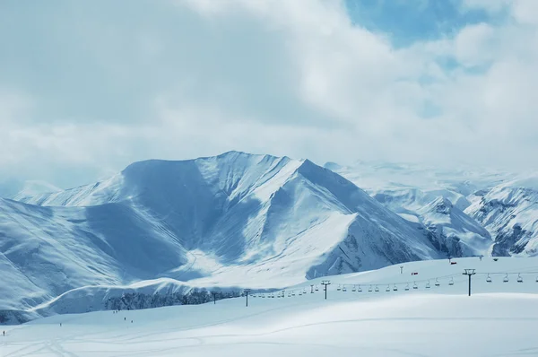 Dağlar ve karla kaplı kış manzarası — Stok fotoğraf