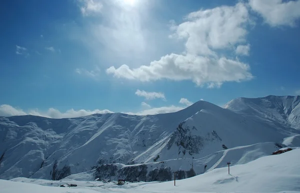 Dağlar ve kar kış manzarası — Stok fotoğraf