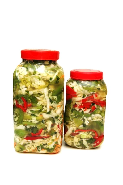 Twee potten met pickles geïsoleerd op wit — Stockfoto