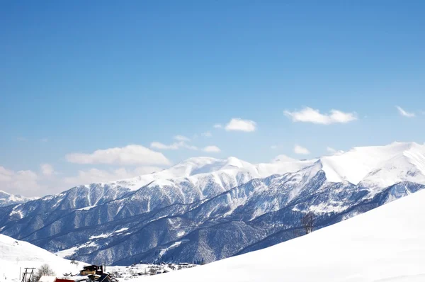 Zimowy krajobraz z górami — Zdjęcie stockowe