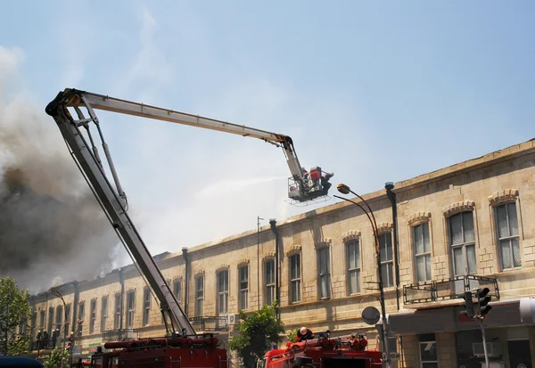 Boom di un camion dei pompieri durante l'incendio in città — Foto Stock