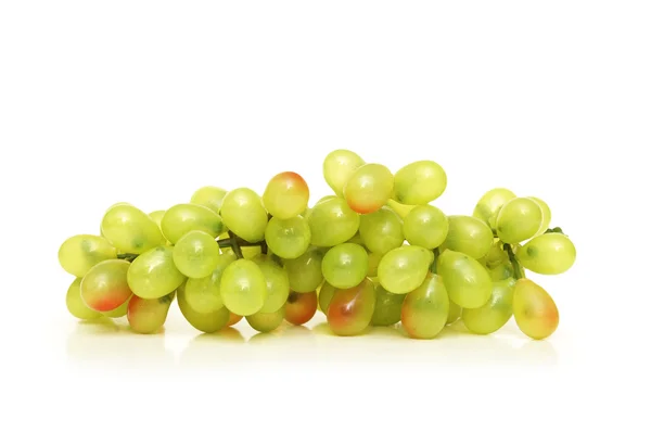 Groene druiven geïsoleerd op wit — Stockfoto