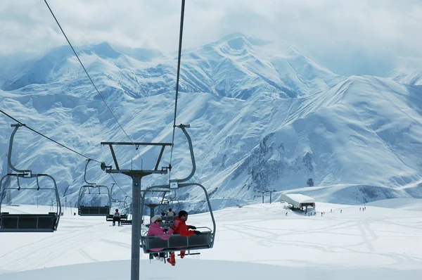 스키 리프트와 산 — 스톡 사진