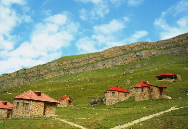 Syrjäinen kylä vuorilla — kuvapankkivalokuva