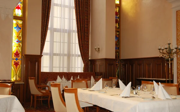 Interior del restaurante con mesas vacías — Foto de Stock