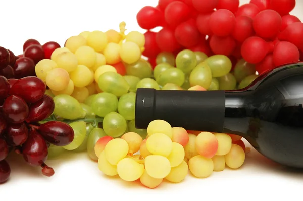 Grapes and bottle of wine isolated on white — Stock Photo, Image