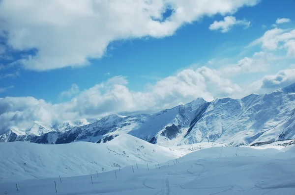 冬の山と青空 — ストック写真