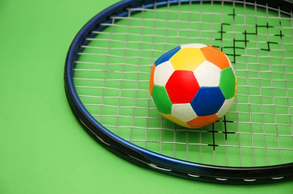 Tennisracket en voetbal — Stockfoto