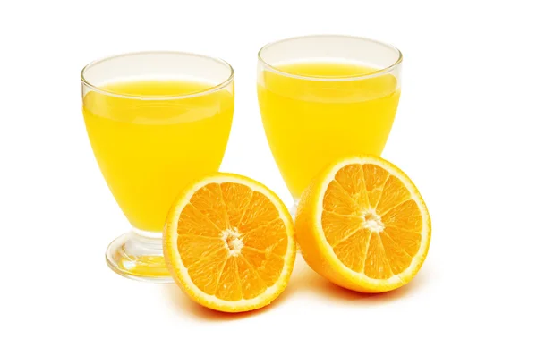 Два стакана апельсинового сока и апельсина на белом — стоковое фото