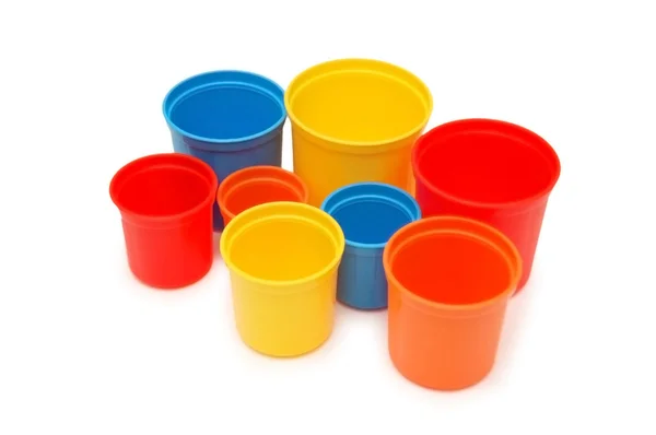Verschiedene farbige Tassen isoliert auf weiß — Stockfoto