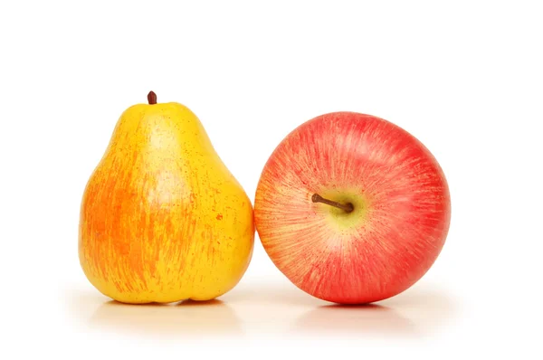Pêra e maçã isoladas em branco — Fotografia de Stock