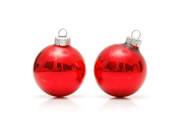 Два рождественских шара, изолированных на белом — стоковое фото