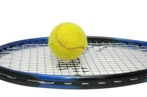 Ρακέτα του τένις και μπάλα που απομονώνονται σε λευκό — Φωτογραφία Αρχείου