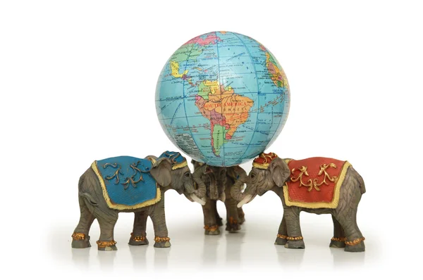 Drie olifanten houden van de aarde — Stockfoto