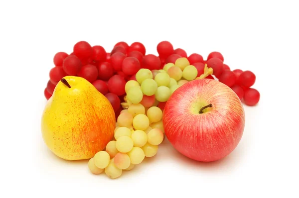 Perzik, apple en druiven geïsoleerd op wit — Stockfoto