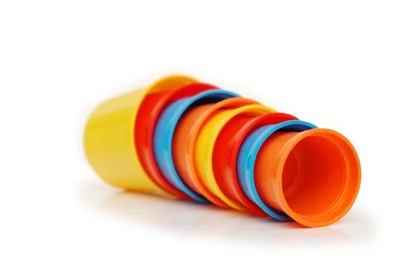 Пластиковые чашки различных цветов, изолированные на белом — стоковое фото