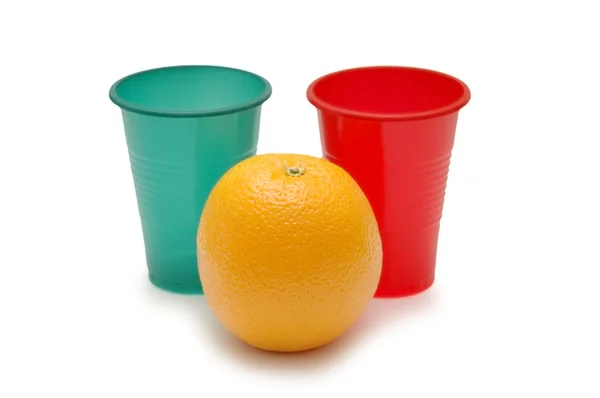 2 개의 플라스틱 컵과 오렌지 — 스톡 사진