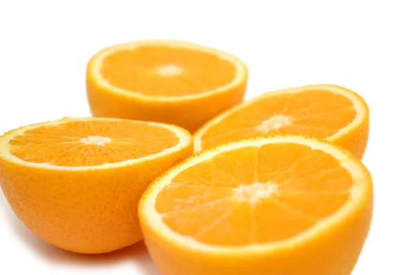 Полувырезанные апельсины, изолированные на белом - мелкий DOF — стоковое фото