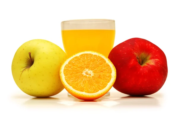Két alma, gyümölcslé és elszigetelt fehér narancs — Stock Fotó