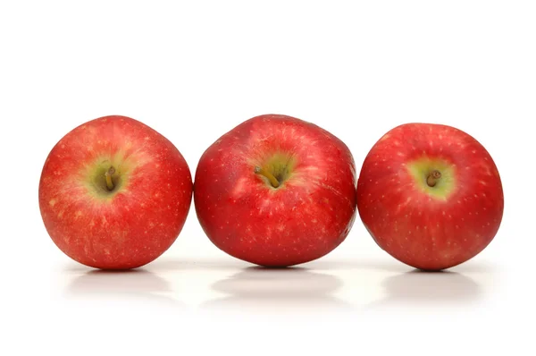 Drei rote Äpfel isoliert auf weiß — Stockfoto
