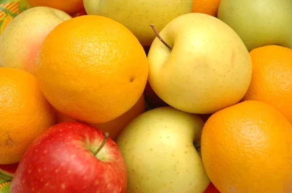 Diverse vruchten tentoongesteld in de markt — Stockfoto