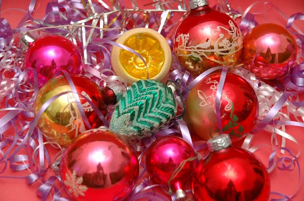 Varias decoraciones de Navidad sobre fondo rojo —  Fotos de Stock