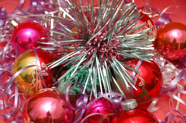 Kırmızı arka planda çeşitli Noel süslemeleri — Stok fotoğraf