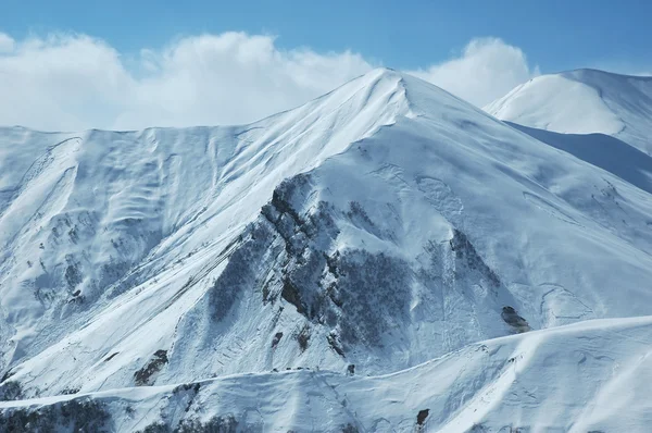 Montagne sotto la neve in inverno — Foto Stock