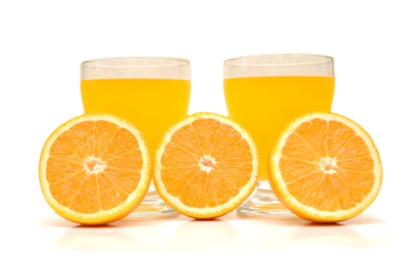 Félbe vágott narancs és friss narancslé — Stock Fotó