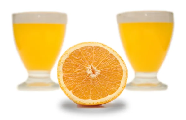 Half-cut orange and orange juice — Stock Photo, Image