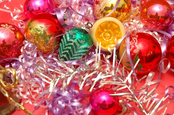 Varias decoraciones de Navidad sobre fondo rojo —  Fotos de Stock