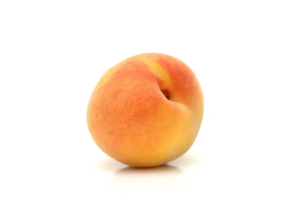 Verse perzik geïsoleerd op wit — Stockfoto