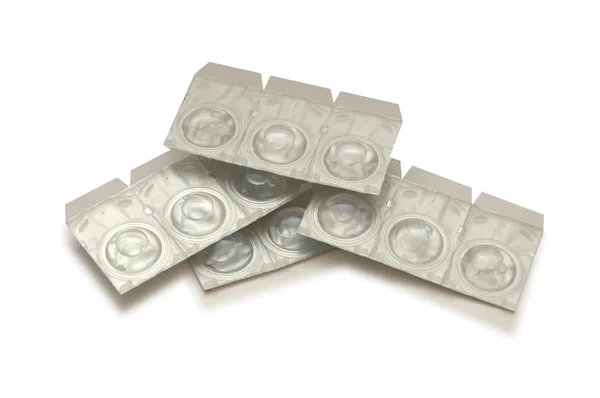 Lentes de contacto em recipientes isolados a branco — Fotografia de Stock