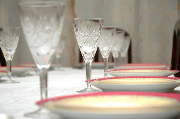 Platos y vasos servidos en el restaurante — Foto de Stock