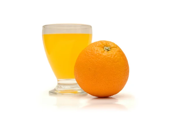 Zumo de naranja y naranja aislado en blanco — Foto de Stock