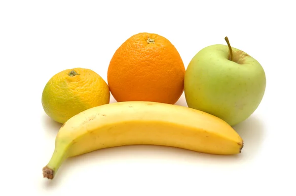 Manzana, naranja, plátano y mandarina aislados en blanco —  Fotos de Stock
