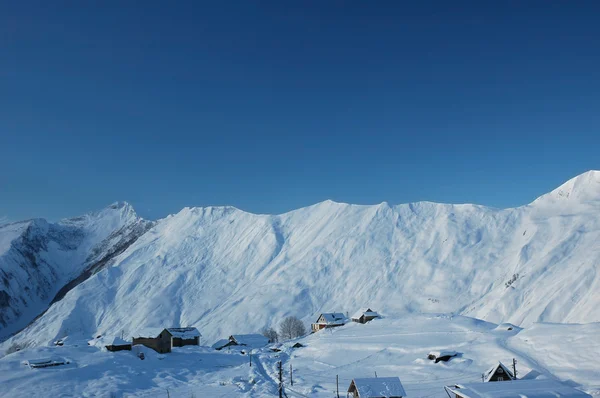 Las altas montañas en invierno - Georgia —  Fotos de Stock