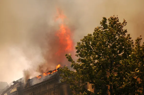 Pożar w centrum miasta — Zdjęcie stockowe