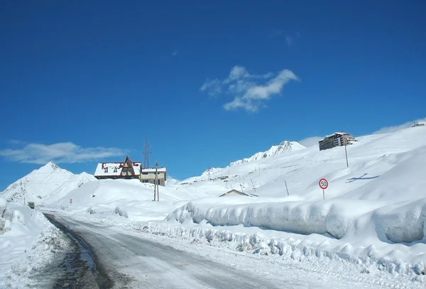 Зимний пейзаж с дороги и дома — стоковое фото