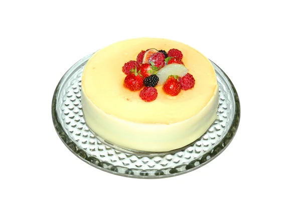 Gâteau aux fruits isolé sur blanc — Photo