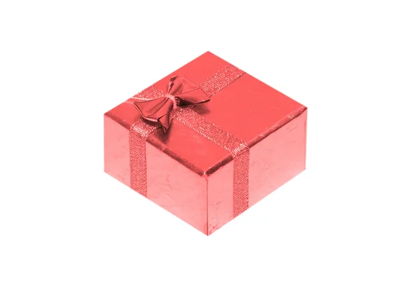 Červená dárková krabička izolovaná na bílé — Stock fotografie