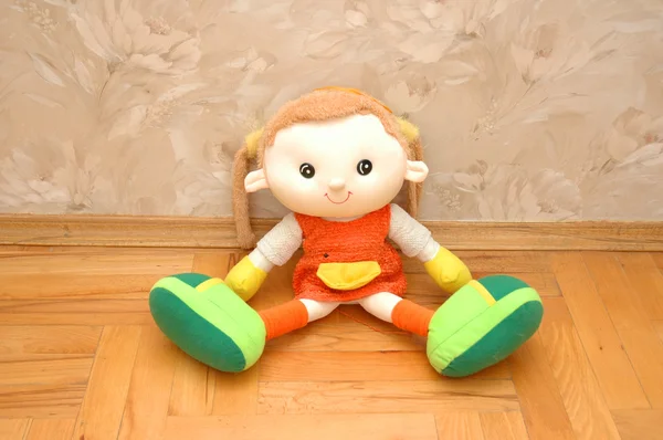 Κούκλα που κάθεται στο ξύλινο πάτωμα — Φωτογραφία Αρχείου