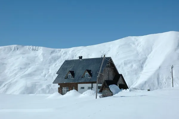 Σπίτι στα βουνά κατά τη διάρκεια του χειμώνα — Φωτογραφία Αρχείου